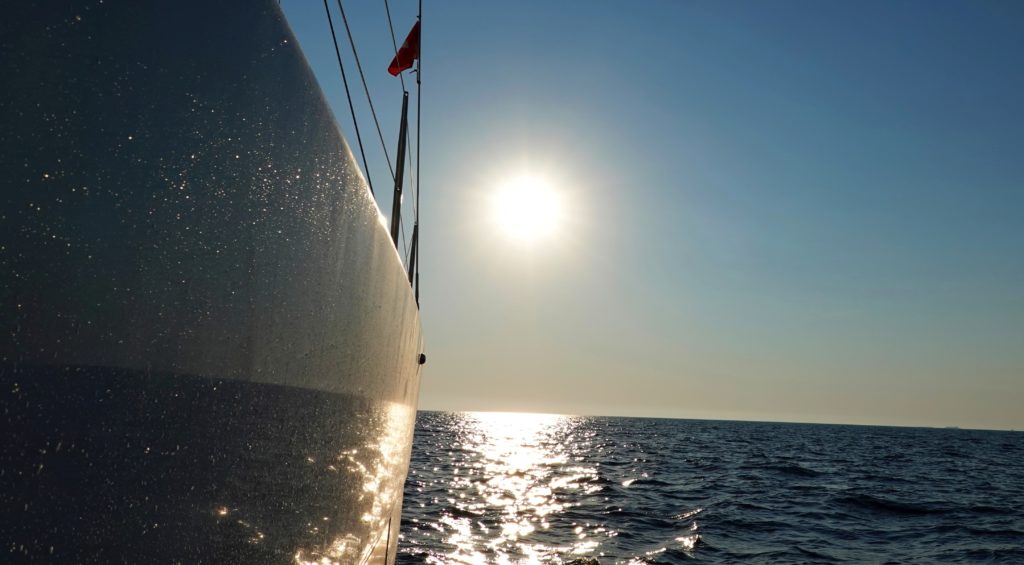 Segelschiff Sonnne Spiegelung im Meer